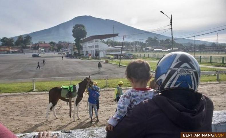 Warga menyaksikan sejumlah Kuda Pacuan menjalani latihan di Bancalaweh Padang Panjang.