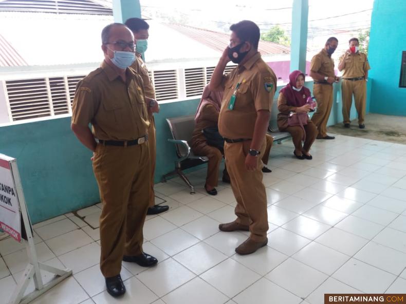 Sekdakab Pessel Erizon dan Staf Lingkup Setda Pessel saat melakukan tes swab di RSUD M.Zein Painan. Foto: Humas Pessel