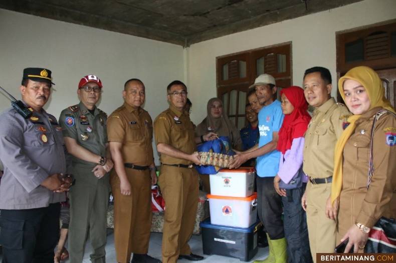 Sekdako Rida Ananda  memberikan bantuan kepada keluarga Aulia Chandra yang menjadi korban kebakaran di Perumnas Kubang Gajah, Kelurahan Limbukan, Senin (04/11/2024) pagi.  Foto : Dok Do