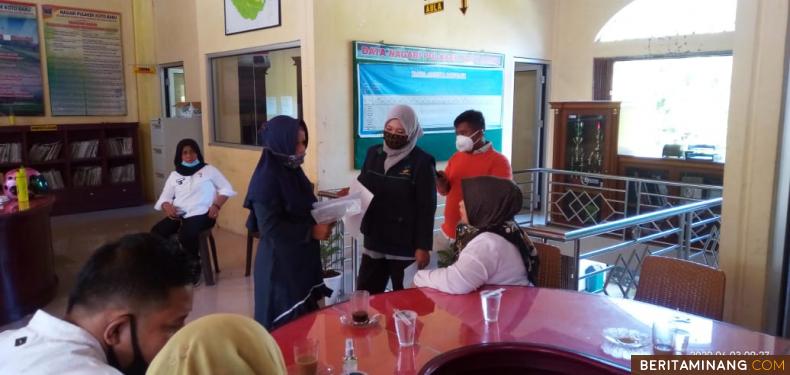 Sekretaris Dinsos, PMD/N, Ernita Jumarni didampingi TKSK Kecamatam Sungai Pagu beri penjelasan pada salah seorang warga penerima BLT Kabupaten, yang bermasalah di Nagari Pulakek, Rabu (3/6/2020). Foto Juprianto