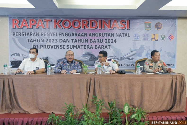 Sekda Hansastri saat membuka Rapat Koordinasi (Rakor) Persiapan Penyelenggaraan Angkutan Nataru 2023/2024 bersama Organisasi Perangkat Daerah (OPD), Instansi Vertikal terkait, Aparat Penegak Hukum (APH), Badan Usaha Milik Negara (BUMN), dan Badan Usaha Milik Daerah (BUMD) di Axana Hotel Padang, Kamis (7/12/2023). Foto: Adpim Sumbar