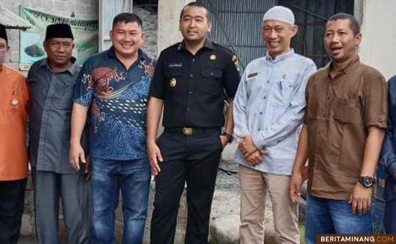 Wagub Audy Joynaldi didampingi Sekdakab Pessel Mawardi Roska saat turun meninjau distributor pupuk di Pessel, Jumat (7/10/2022). Foto: Kominfo Pessel