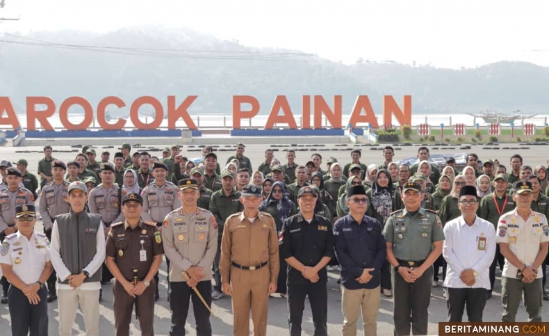 Sekretaris Daerah, Mawardi Roska, S.IP., menghadiri kegiatan Apel Siaga Pengawasan Pemilu 2024 yang diselenggarakan Bawaslu Pesisir Selatan di Pantai Carocok Painan, Selasa (5/12/2023). Foto: Kominfo Pessel