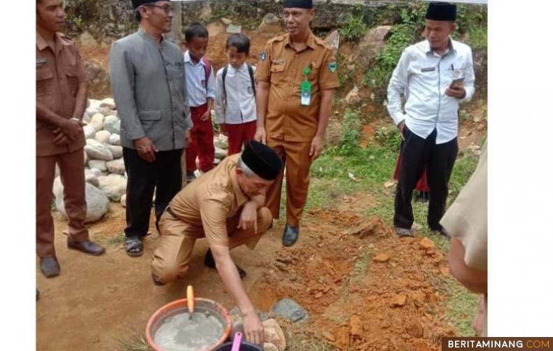 Sekda Mawardi Roska saat melakukan peletakan batu pertama Mushalla Jabal Nur SDN 33 Koto Rawang, Kecamatan IV Jurai.