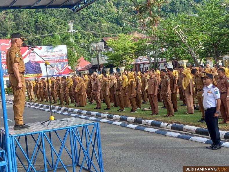 Sekretaris Daerah Kabupaten (Sekkab) Pesisir Selatan (Pessel), Mawardi Roska, S.I.P ketika memimpil apel gabungan yang digelar di halaman Kantor Bupati Pessel Senin (4/11/2024). Foto:  Kominfo Pessel