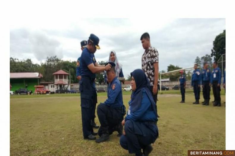 Acara penutupan Diklat personil Damkar Bukittinggi kalaborasi Damkar Kab.Agam oleh Sekdako Bukittinggi Martias Wanto Foto : Dok Damkar BKT