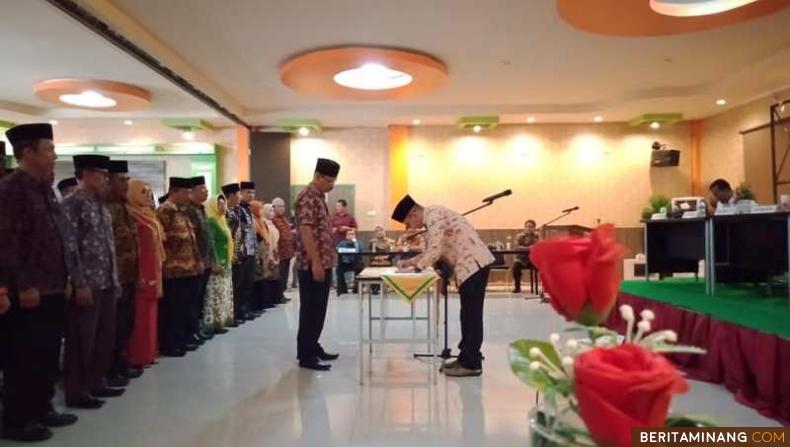 Ketua KPU Pessel Epaldi Bahar saat meneken berita acara pelantikan. Humas KPU Pessel