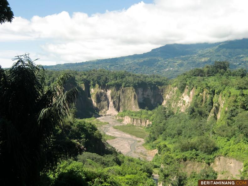 Bentang alam Ngarai Sianok, Bukittinggi Sumatra Barat. Foto: wikipedia