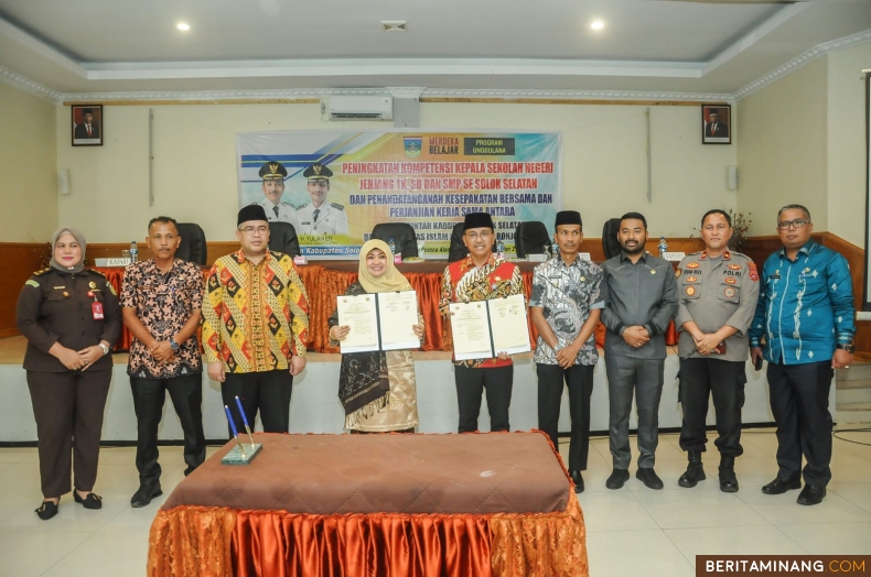 Penandatanganan MoU dilakukan Bupati H. Khairunas dan Rektor UIN Imam Bonjol Padang di Hotel Pesona Alam Sangir, Kamis (31/8/2023). Foto Diskominfo