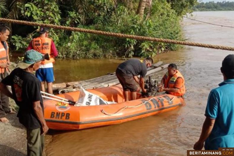 Tim Penyelamat saat melakukan pelajar Sitiung yang hilang di Batang Hari. Foto: Eko P