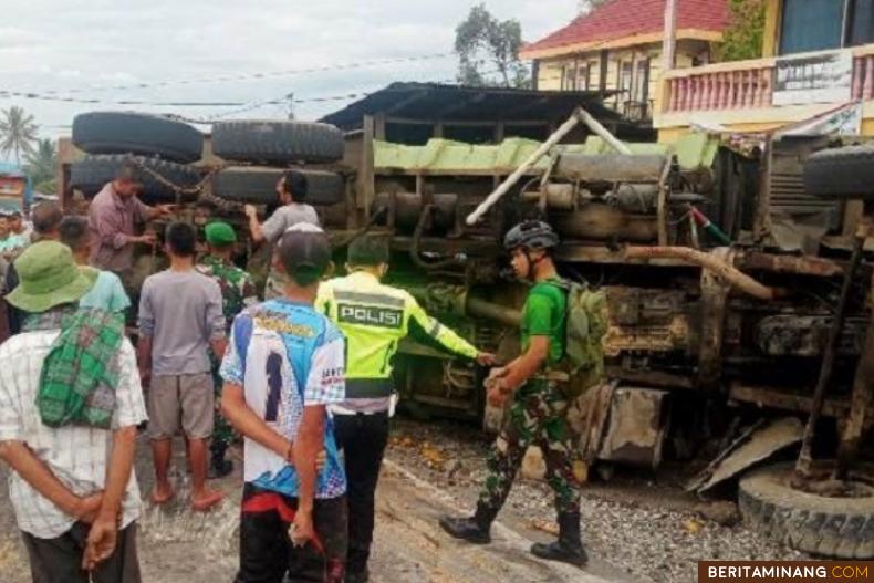 Petugas sedang evakusi Tronton yang Rebah Kuda di Guguk Solok. Foto: suhanews