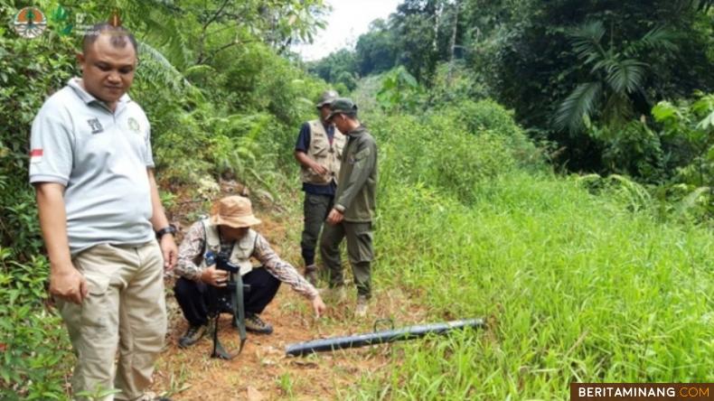 Petugas BKSDA mengecek lokasi warga diserang beruang madu di Nagari Kapelgam Koto Berapak, Kecamatan Bayang, Kabupaten Pesisir Selatan, Sumbar. Foto: BKSDA Sumbar