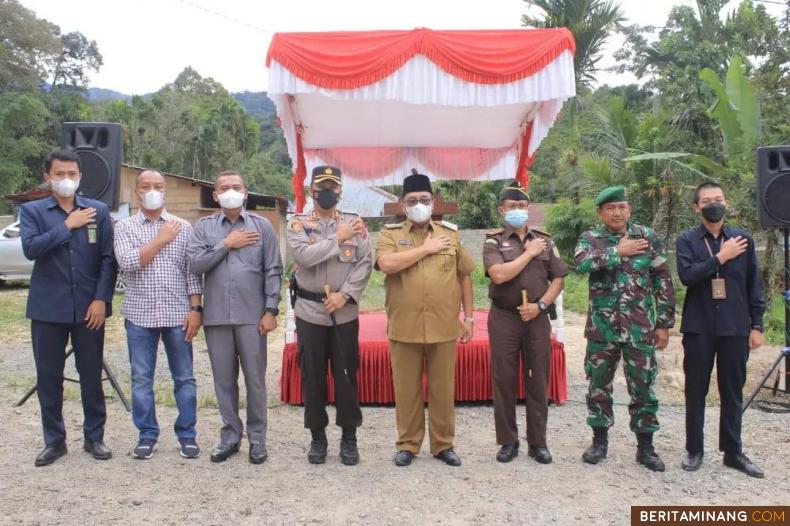 Bupati Pasaman H. Benny Utama bersama Kapolres Pasaman AKBP. DR. Fahmi Reza, S.I.K., M.H., didampingi Forkopimda Pasaman saat launching penggunaan barcode scan melalui aplikasi Peduli Lindungi di lokasi Objek Wisata Embun Water Park Lubuk Sikaping, Senin (24/1).