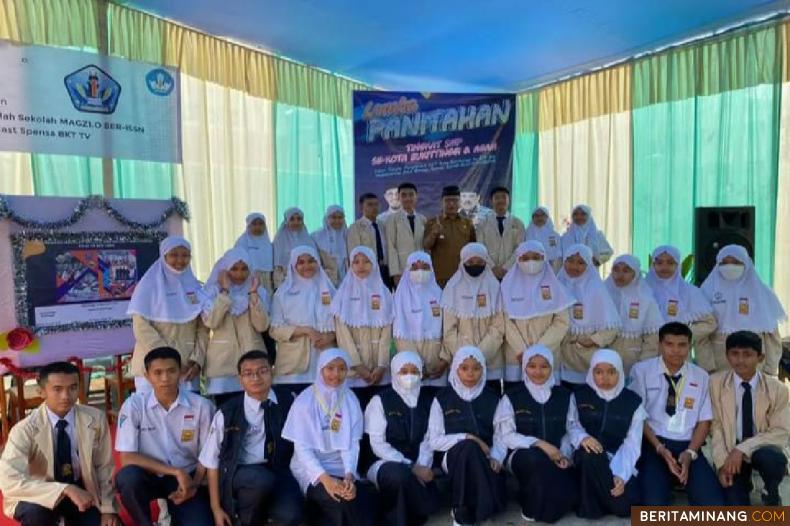 Osis SMPN 1 Bukittinggi bersama Wawako pada kegiatan lomba panitahan antar SMP se Kota Bukittinggi. Foto : Ig.SMPN1Bkt