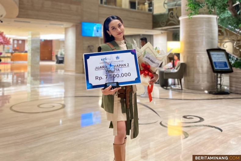 Sofie Anastasya Mahasiswa Sendratasik FBS UNP Juara Harapan 2 Bintang Radio 2024 Secara Nasional yang dilaksanakan di Surabaya. Foto ET.