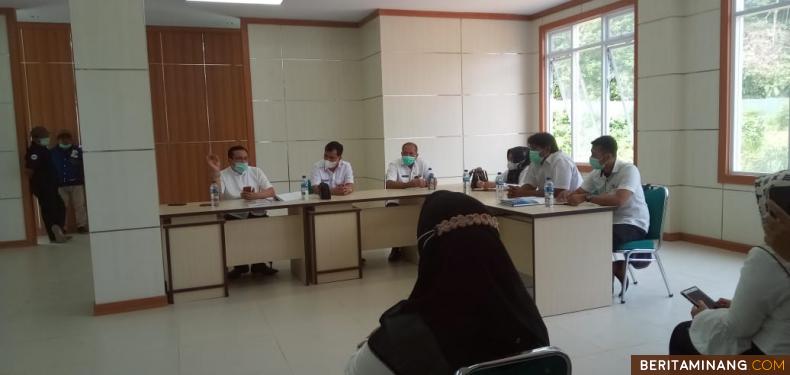 Kabid Pelayanan Kesehatan Dinkes Prov. Sumbar (kiri), Pj. Sekdakab. Solsel. Doni Rahmat Samulo (tengah), Kadis Kesehatan Solsel, Dr. H. Novirman, (kanan), dan deretan kanan, Plh. Direktur, KTU dan dokter RS. Pratama Lubuk Malako saat kegiatan visitasi, Rabu (24/2/2021). Foto: Afrizal. A