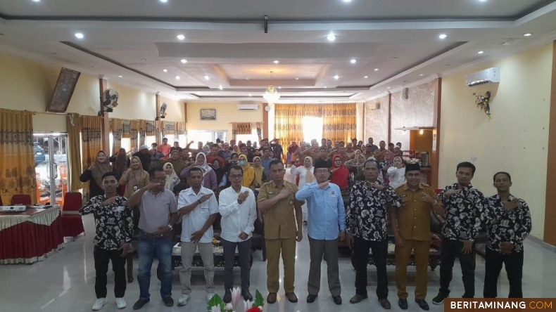 Kepala Dinas Koperasi dan UKM (Kadiskop UKM) Sumbar Dr. H. Endrizal, SE, M.Si, dan Anggota DPRD Sumbar JJ Dt Gadang foto bersama dengan peserta Sosper di Aula Pertemuan Sambalado Kuraitaji Padang Pariaman, Rabu (7/2/2024). Foto: Rokcalva