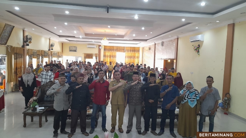 Kadiskop UKM) Sumbar Dr. H. Endrizal, SE, M.Si dan Anggota DPRD Sumbar Jasma Juni (JJ) Dt Gadang foto bersama dengan peserta Sosper Senin (5/1/2024) bertempat di Aula Pertemuan Sambalado Kuraitaji Padang Pariaman. Foto: Rokcalva