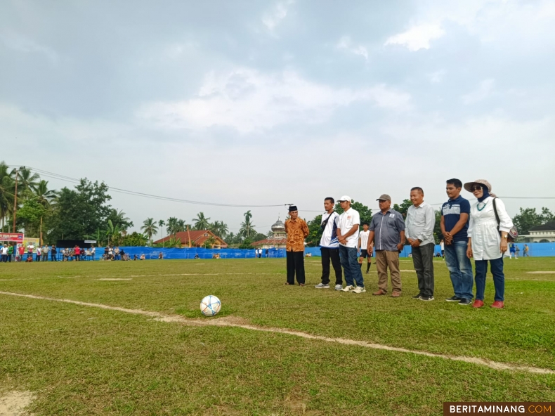 pertandingan sepak bola Karang Taruna Cup 2023 yang digelar di Lapangan Porseba FC Kelurahan Subarang Batuang, Kecamatan Payakumbuh Barat, Sabtu (14/10) sore. Foto : Dok Do