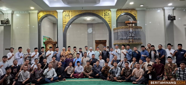 Kegiatan Subuh Mubarak UNP yang dilaksanakan secara luring bersama Ustaz M. Salahuddin Alfatif, Lc., M.A. pada Jumat (18/10) bertempat di Masjid Raya Al-Azhar Kampus UNP Air Tawar Padang. Foto dokumentasi ET.