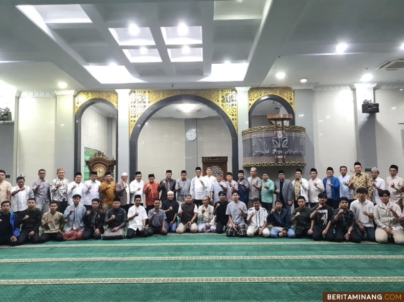 Kegiatan Subuh Mubarak UNP yang dilaksanakan secara luring bersama Ustaz Dr. Junizar Suratman, M.A. pada Jumat (15/11) bertempat di Masjid Raya Al-Azhar Kampus UNP Air Tawar Padang. Foto dokumentasi ET.