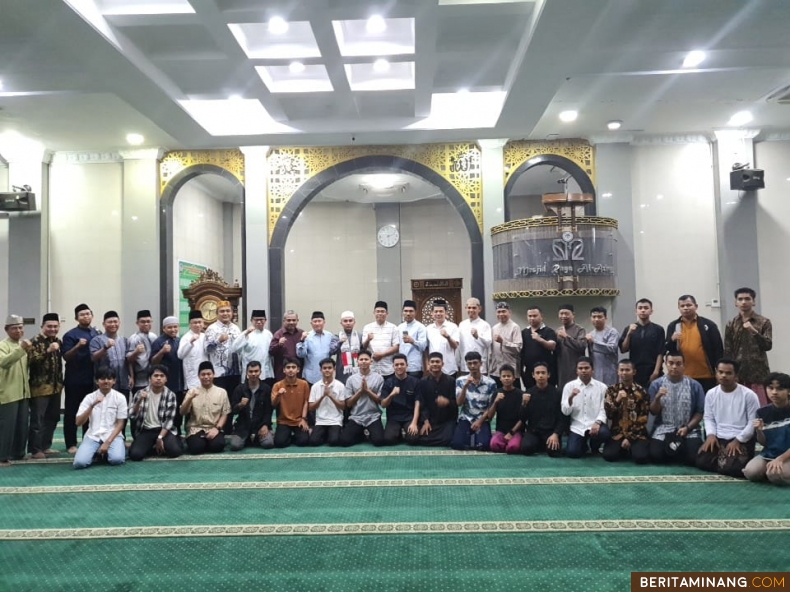 Kegiatan Subuh Mubarak UNP yang dilaksanakan secara luring bersama Ustaz Dr. Muhd. Al Hafizh, S.S., M.A.,  pada Jumat (25/10) bertempat di Masjid Raya Al-Azhar Kampus UNP Air Tawar Padang. Foto dokumentasi ET.