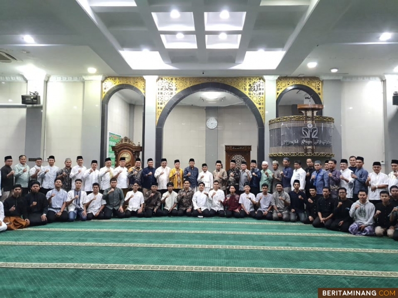 Kegiatan Subuh Mubarak UNP yang dilaksanakan secara luring bersama Ustaz H. Dafril Tuanku Bandaro, M.Pd.I. pada Jumat (8/11) bertempat di Masjid Raya Al-Azhar Kampus UNP Air Tawar Padang. Foto dokumentasi ET.