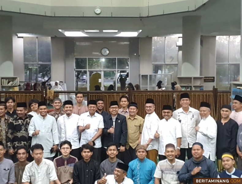 Kegiatan Subuh Mubarak Universitas Negeri Padang yang dilaksanakan secara luring bersama Ustaz Prof. Dr.techn. Marzuki, S.Si., M.Sc.Eng. pada Jumat (23/2) bertempat di Masjid Raya Al-Azhar Kampus UNP Air Tawar Padang. Foto ET.