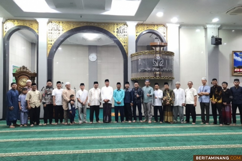 Kegiatan Subuh Mubarak Universitas Negeri Padang yang dilaksanakan secara luring dengan Ustaz Drs. Fitri Abu Hasan, M.Pd. pada Jumat (3/11) bertempat di Masjid Raya Al-Azhar Kampus UNP Air Tawar Padang. Foto ET.