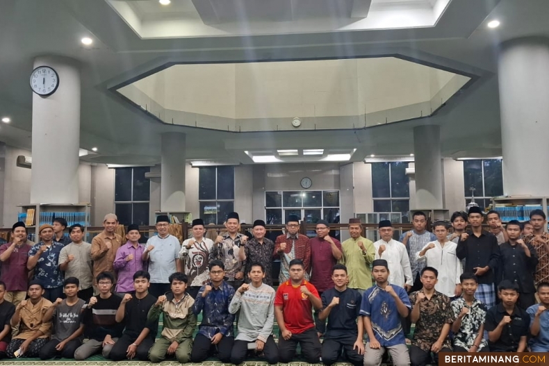 Kegiatan Subuh Mubarak UNP yang dilaksanakan secara luring bersama Ustaz Dr. Mardianto, S.Ag., M.Si. pada Jumat (11/10) bertempat di Masjid Raya Al-Azhar Kampus UNP Air Tawar Padang. Foto ET.