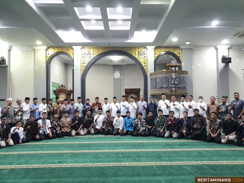 Kegiatan Subuh Mubarak UNP yang dilaksanakan secara luring bersama Ustaz Prof. dr. Hardisman, M.HID., Dr.PH., FRSPH.  pada Jumat (1/11) bertempat di Masjid Raya Al-Azhar Kampus UNP Air Tawar Padang. Foto dokumentasi ET.