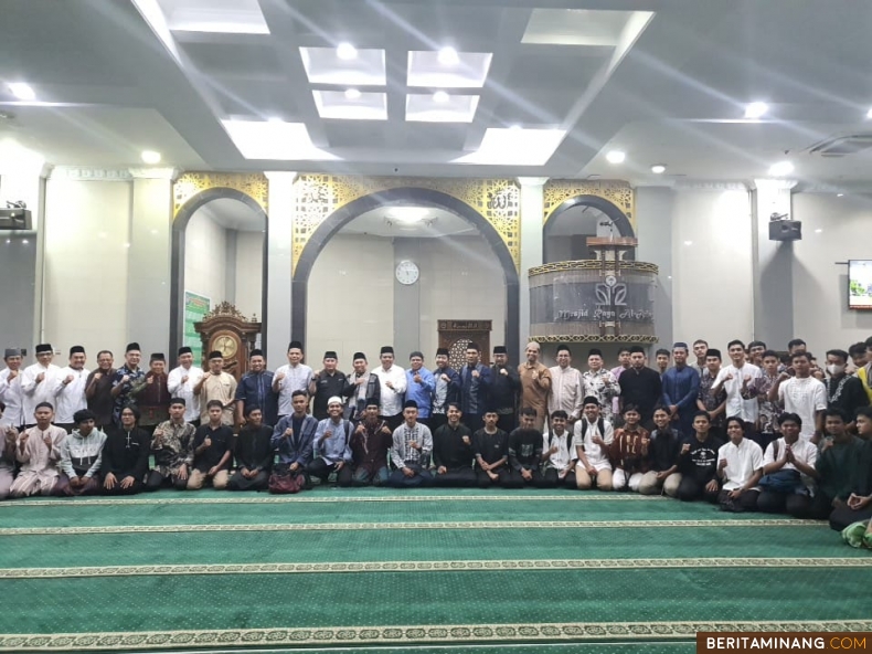 Kegiatan Subuh Mubarak UNP yang dilaksanakan secara luring bersama Ustaz Dr. M. Yemmardotillah, M.A. pada Jumat (29/11) bertempat di Masjid Raya Al-Azhar Kampus UNP Air Tawar Padang. Foto dokumentasi ET.