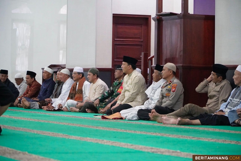 Penjabat (Pj) Wali Kota, Sonny Budaya Putra, AP, M.Si saat menghadiri kegiatan Subuh Mubarakah di Masjid Raya Jihad, Ahad (24/11/2024). Foto: Kominfo Padang Panjang