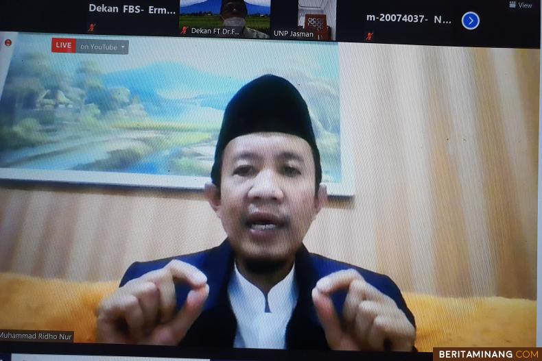 Ustaz Muhammad Ridho Nur, L.C., M.Ag. dari Universitas Islam Negeri (UIN) Imam Bonjol Padang pada Kegiatan Subuh Mubaraqah Universitas Negeri Padang.