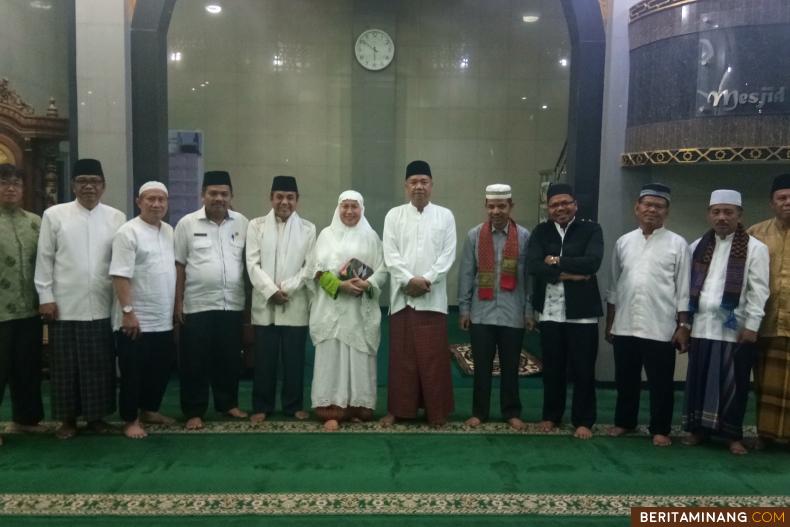 Pimpinan Universitas Negeri Padang setelah kegiatan Subuh Mubaraqah Jumat pagi ini (25/10) di Masjid Al-Azhar Kampus UNP Air Tawar Padang.