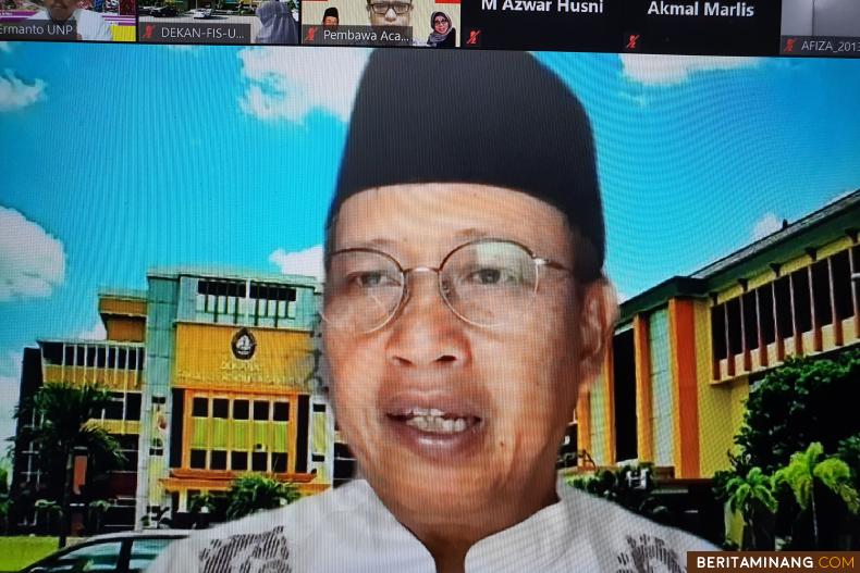 Ustaz Prof. Drs. H. Mohammad Nasir, Ak., M.Si., Ph.D.yang juga Mantan Menristekdikti RIumenjadi penceramah pada kegiatan rutin mingguan Subuh Mubaraqah Universitas Negeri Padang pada (26/3) pagi ini.