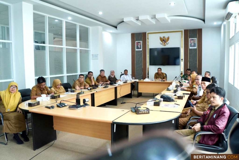 Rapat Kordinasi Pengendalian Inflasi secara daring bersama Kemendagri yang diikuti Penjabat (Pj)  Wali Kota, Sonny Budaya Putra, AP, M.Si, unsur Forkopimda dan pejabat terkait, Senin (7/10/2024) di ruang VIP Balai Kota. Foto: Kominfo Padang Panjang