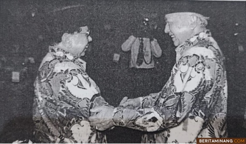 Prof. Dr (HC). Drs. H. Harun Al Rasyid Zain Datuak Sinaro dengan Presiden Soeharto pada acara Pembukaan Mubenas X Angkatan 45 di Jakarta pada tahun 1966 (Sumber. Abrar Yusra, 1997)