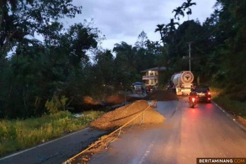 Lokasi jalan Sumbar Riau yang erancam putus akibat pergerakan tanah di Koto Alam. Ist