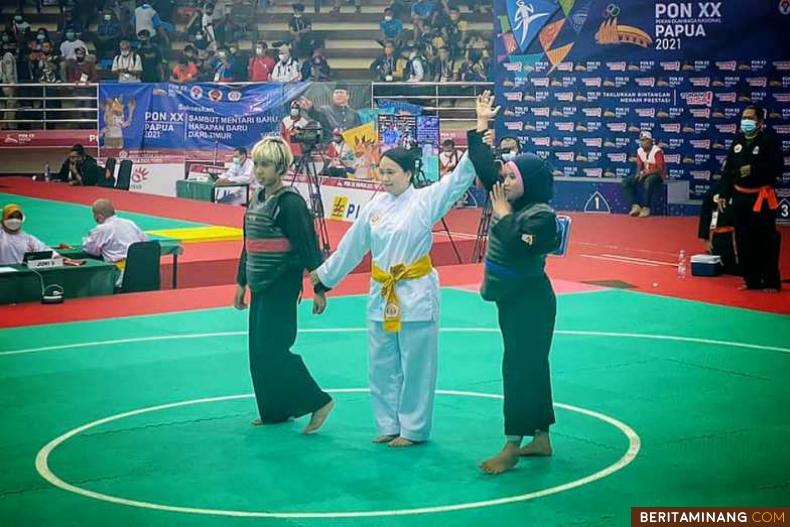 Pesilat Winda Nova Yelni saat dinyatakan menang melawan Pesilat asal Jawa Timur, Surya Ningtyas di Gor Toware Kabupaten Jayapura dan berhak atas medali emas di PON XX Papua. Foto: Humas KONI Sumbar