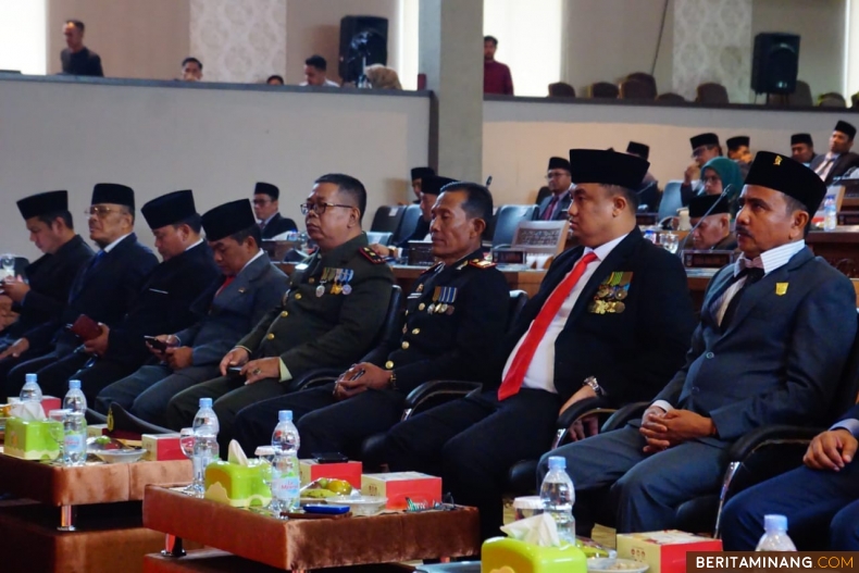 Bupati Dharmasraya, Sutan Riska Tuanku Kerajaan menghadiri rapat paripurna istimewa DPRD Dharmasraya di ruang rapat utama DPRD Dharmasraya, Pulau Punjung, Jum'at (16/08/2024). Foto: Kominfo Dharmasraya