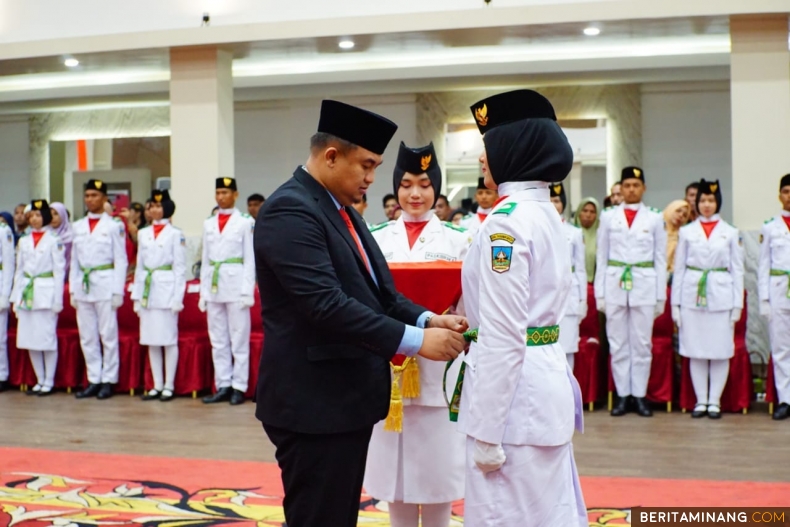 Bupati Dharmasraya, Sutan Riska Tuanku Kerajaan ketika mengukuhkan 75 orang anggota Paskibraka diantaranya 38 putra, dan 37 putri di Auditorium Kantor Bupati, Kamis, (15/08/2024). Foto: Kominfo Dharmasraya