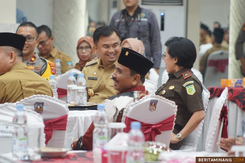 Bupati Dharmasraya Sutan Riska Tuanku Kerajaan ketika menerima kunjungan kerja Kepala Kejaksaan Tinggi (Kajati) Sumatera Barat (Sumbar), Yuni Daru Winarsih di Auditorium Dharmasraya, Pulau Punjung, Ahad (22/09/2024). Foto:Kominfo Dharmasraya