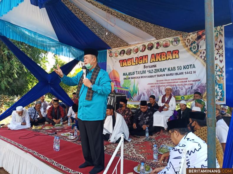 Wagub Nasrul Abit saat berbicara dalam tabligh akbar di lapangan Jorong Koto Tangah, Surau Suluk Habiburahman, Koto Tangah, Kenagarian Lubuak Batingkok. Foto Humas Sumbar