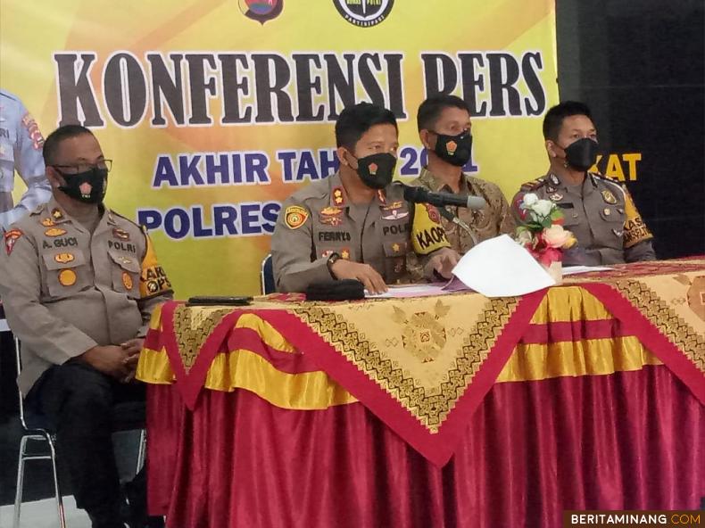 Kapolres Solok Kota AKBP Ferry Suwandi,SiK. saat jumpa pers akhir tahun.