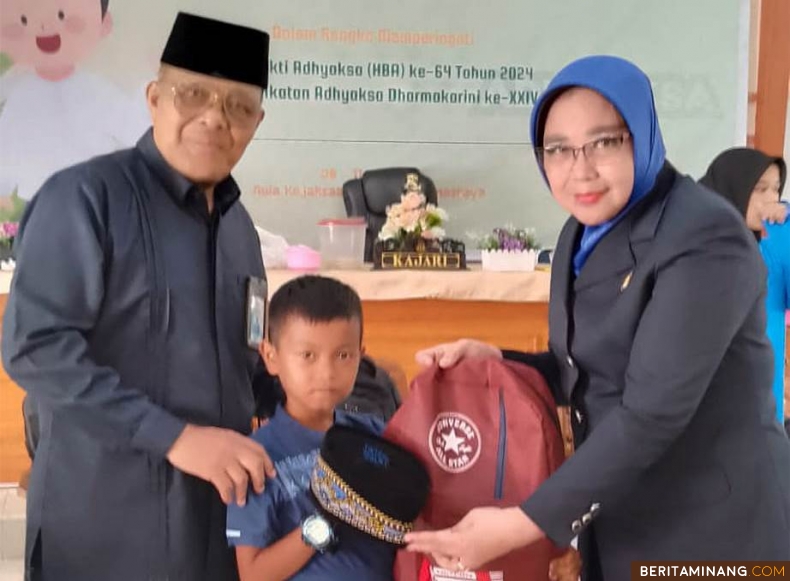 Faidil mendapat mendapatkan atensi khusus dari Kepala Kejaksaan Negeri (Kajari) Dharmasraya, Ariana Juliastuty untuk berfoto bersama Ketua Baznas Dharmasraya, Z Lubis, setelah selesai berkhitan. Foto: Kominfo Dharmasraya