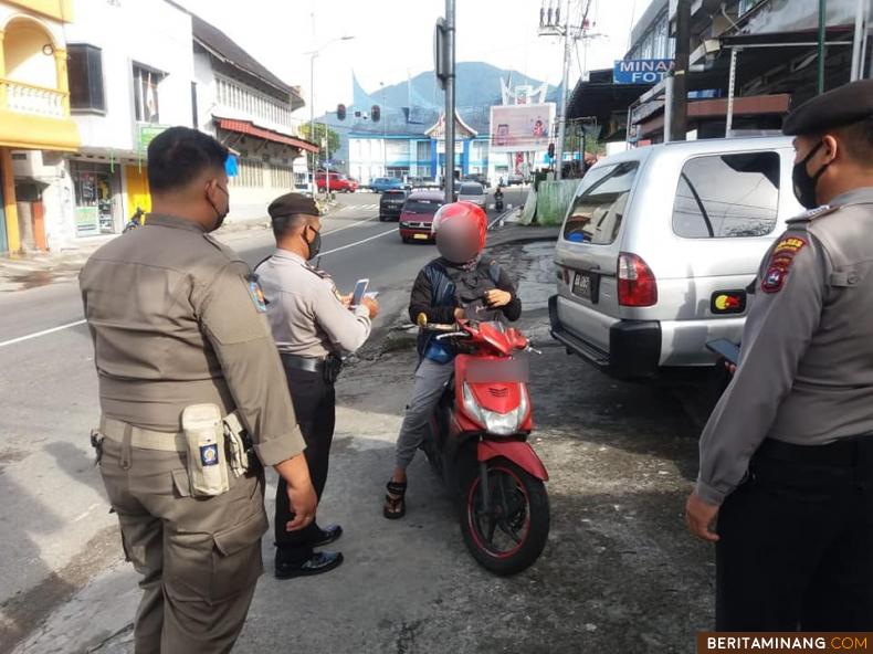 Salah seorang pelanggar ketika terjaring razia di simpang empat Pasar Pusat Padang Panjang, Jumat (18/6).