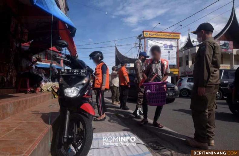 Warga Kota Padang Panjang yang terjaring tidak gunakan masker sedang menjalani kerja sosial.