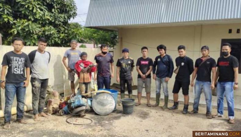 Tersangka dan barang bukti diperlihatkan Polres Dharmasraya. Foto: Eko P