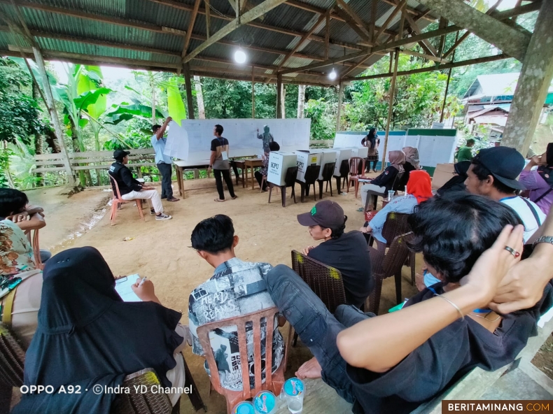 Suasana penghitungan surat suara di TPS 03 Desa Pasar Kubang, Kec.Lembah Segar, Sawahlunto. Ada keraguan sah tidaknya surat suara akibat lubang ditusuk paku lebih dari satu tusukan. (Foto : Indra Yosef)